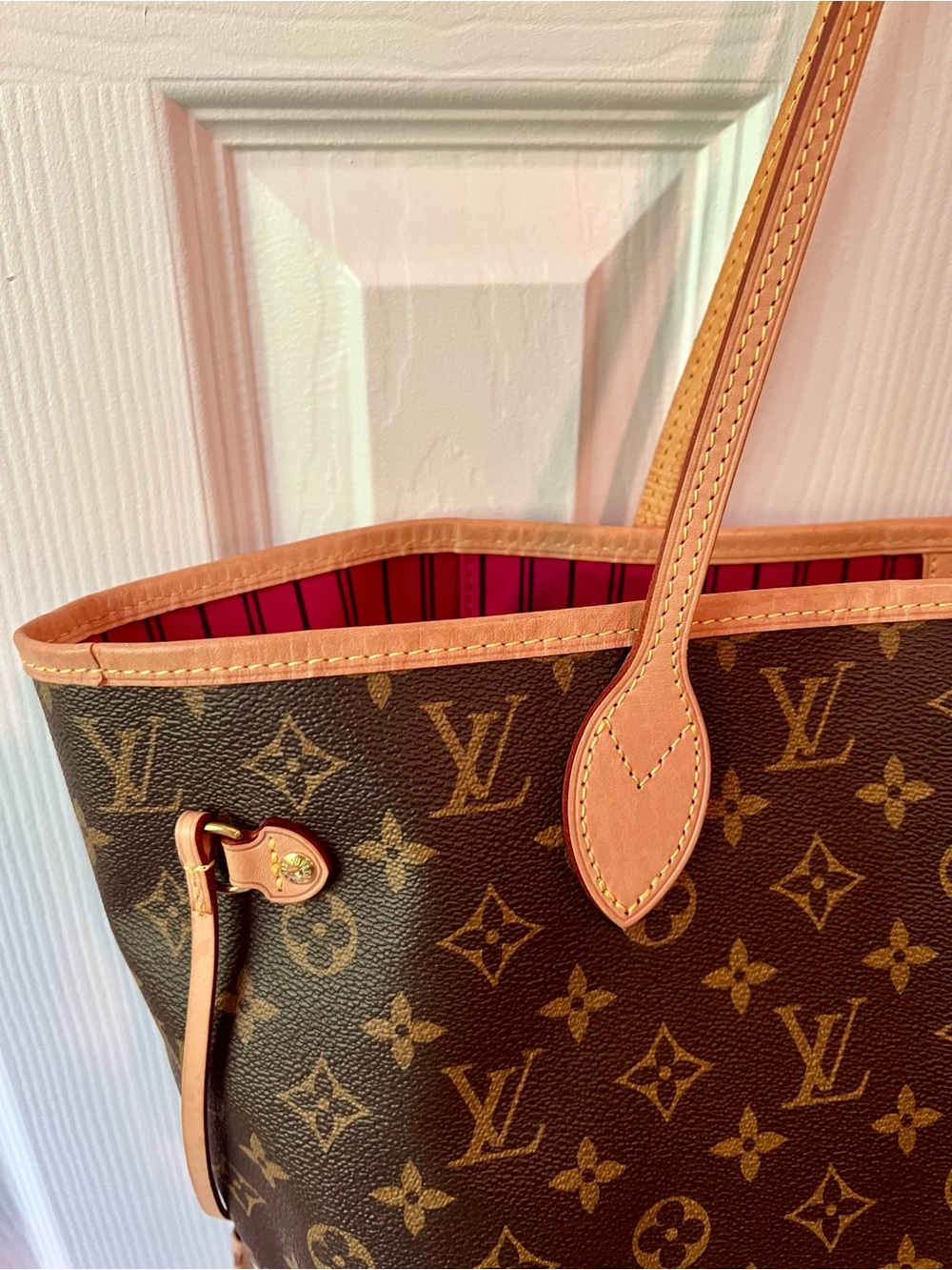 LOUIS VUITTON Neverfull MM Tote Bag Purse Monogram MSRP $2,170 Cherry Interior - Picture 4 of 17